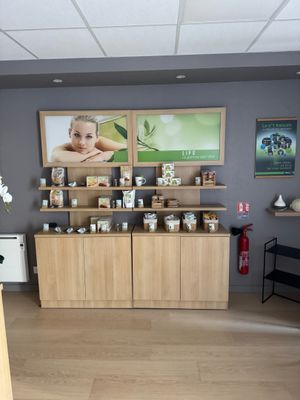 une photo d'un salon où l'on voit de nombreux produits de beauté