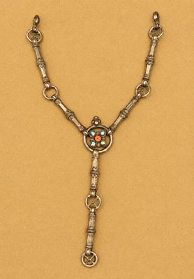 un collier en argent orné d'une pierre turquoise au centre
