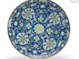 une image représentant une assiette bleue ornée d'un motif floral