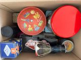 une boîte en carton remplie d'objets divers et un fouet, fouet, fouet, fouet, fouet, fouet, fouet, fouet, fouet, fouet, fouet, fouet, fouet, fouet, fouet, fouet, fouet, fouet, fouet, fouet, fouet, fouet, fouet, fouet, fouet, fouet, fouet, fouet, fouet,