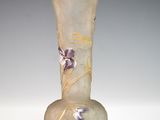 vase en verre violet et blanc, orné de fleurs violettes sur fond blanc
