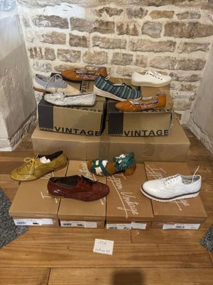 de nombreuses paires de chaussures qui traînent sur des cartons