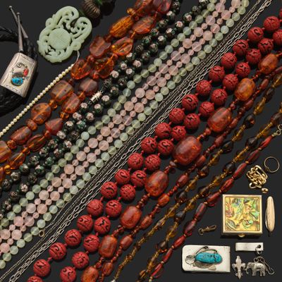 de nombreuses perles et colliers de toutes sortes disposés sur une table