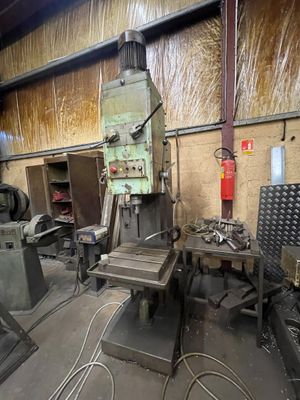 une machine qui se trouve à l'intérieur d'un bâtiment