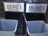 deux poubelles posées l'une à côté de l'autre sur le sol