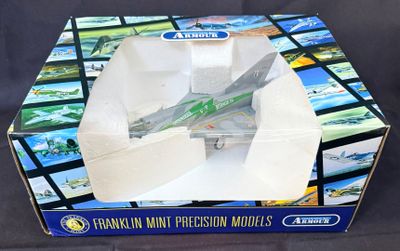une boîte contenant une maquette d'avion