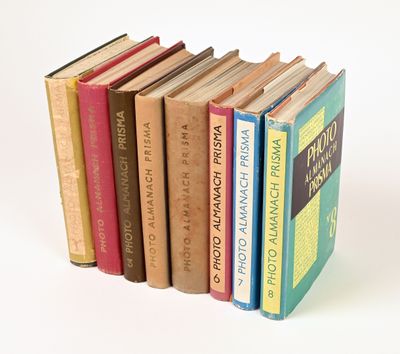 plusieurs livres sont empilés sur une surface blanche