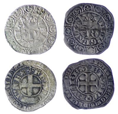quatre pièces d'argent ornées d'une croix au recto et d'une croix au verso