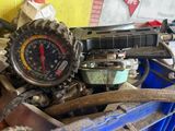 un gros plan d'une montre posée sur un tas de vieilleries