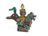 figurine représentant un homme à cheval, avec un oiseau sur le dos