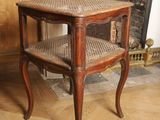 une petite table sur laquelle est posé un panier, devant une cheminée