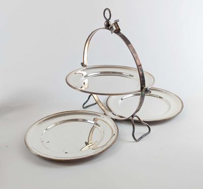 trois assiettes empilées les unes sur les autres