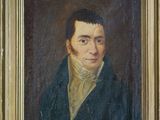 portrait d'un homme vêtu d'un manteau bleu et d'une chemise jaune