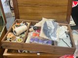 un coffre en bois contenant beaucoup d'objets