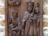 des sculptures sur le mur d'un bâtiment représentant un homme et une femme avec un enfant