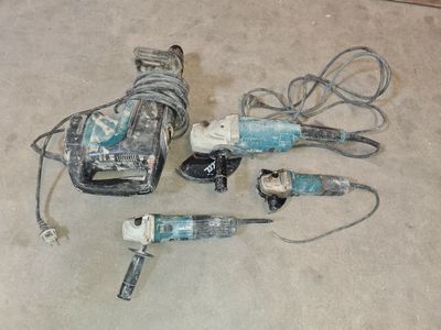 a lot of tools that are laying on the floor