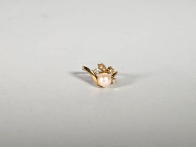 une bague en or sertie d'une perle et de diamants