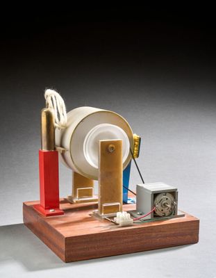 une petite maquette d'une machine posée sur une table