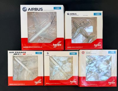 quatre boîtes de produits Airplus posées sur une table noire