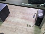 un bureau d'ordinateur sur lequel se trouvent un clavier et une souris