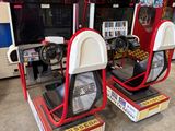 deux bornes d'arcade exposées dans un magasin