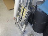 une échelle sur laquelle sont posés tout un tas d'outils