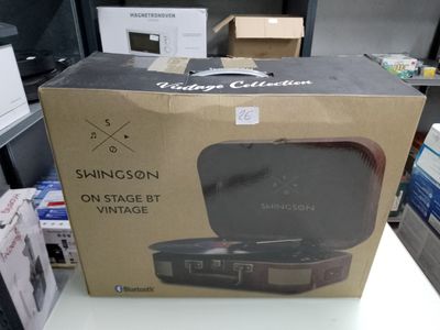 une boîte posée sur une table dans un magasin
