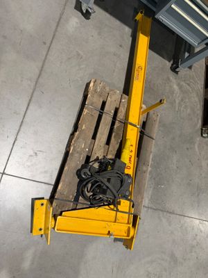 un cariste assis sur une palette dans un entrepôt