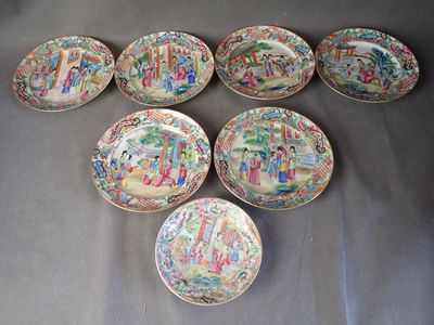 six assiettes à motifs différents posées sur une table