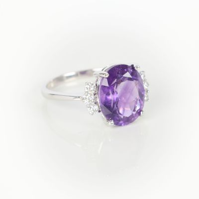 Bague en or gris (750‰) sertie d'une améthyste ovale pesant … - Photo 1