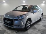 la voiture argentée est garée sur un sol en damier dans le garage