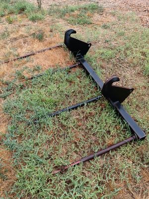 un objet métallique qui se trouve dans l'herbe