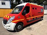 une camionnette rouge et jaune garée sur un parking