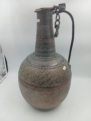 deux vases posés l'un à côté de l'autre sur une table