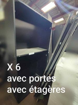 une photo d'une armoire métallique contenant une étagère