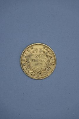 gros plan d'une pièce d'or sur une surface bleue