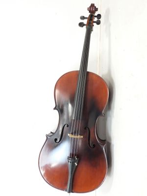 un violon accroché au mur, à côté d'un mur blanc