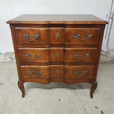 une commode en bois avec des poignées et des tiroirs en laiton