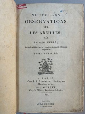 un livre ouvert posé sur une table, sur fond bleu
