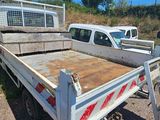 un camion blanc garé dans la poussière