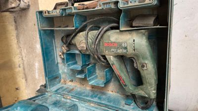 un outil qui se trouve dans la mallette, ouvert et prêt à l'emploi