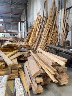 de nombreuses pièces de bois empilées les unes sur les autres dans un entrepôt
