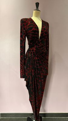 une robe rouge et noire sur un mannequin, un mannequin, un mannequin, un mannequin, un mannequin, un mannequin, un mannequin, un mannequin, un mannequin, un mannequin, un mannequin, un mannequin, un mannequin, un mannequin, un mannequin, un mannequin, un mannequin, un mannequin, un mannequin, un mannequin, un mannequin, un mannequin, un mannequin, un mannequin, un mannequin, un mannequin, un mannequin, un mannequin, un mannequin, un mannequin, un mannequin, un mannequin, un mannequin, un manne