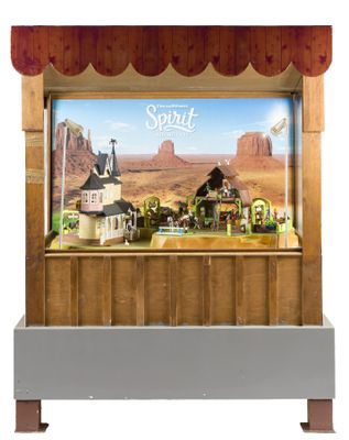 une vitrine sur laquelle est représenté un paysage désertique