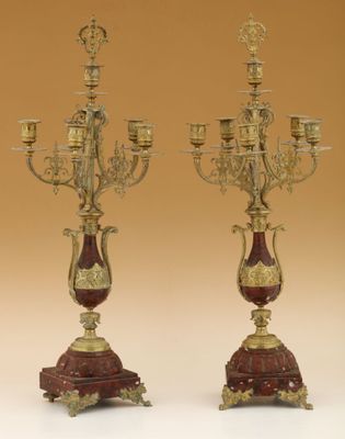 paire de chandeliers anciens en laiton et marbre rouge