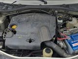 un moteur de voiture équipé d'une batterie bleue