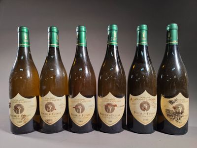 six bouteilles de vin sont alignées sur une table