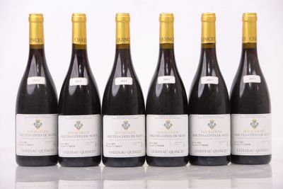 six bouteilles de vin sont alignées dans une rangée