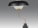 une lampe de table en noir et blanc avec un pied doré