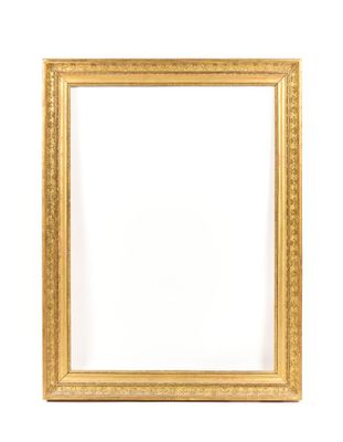 un cadre doré sur un mur blanc, avec un fond blanc